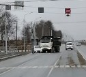 Самосвал подмял легковушку в Южно-Сахалинске