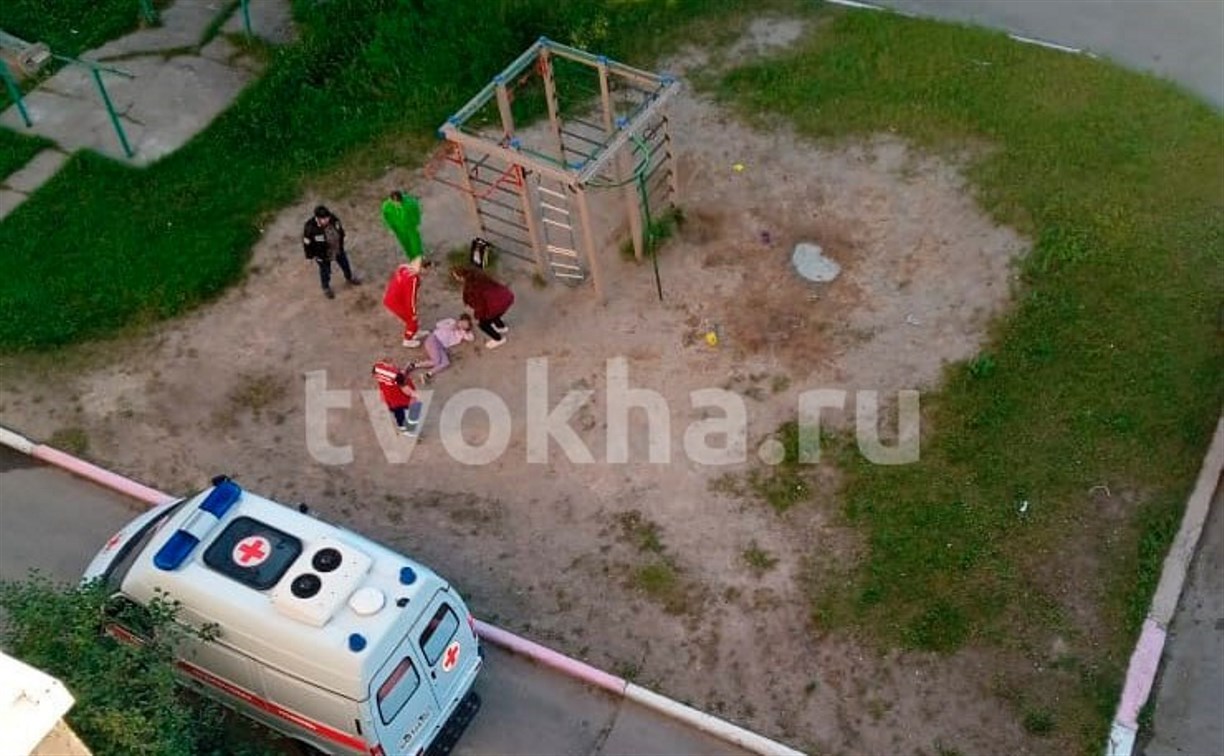 Девочка упала вниз головой и получила травму на детской площадке в Охе