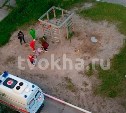 Девочка упала вниз головой и получила травму на детской площадке в Охе
