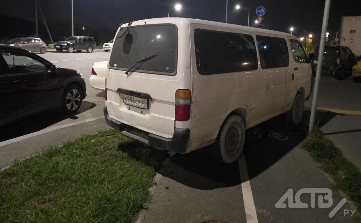 Автохам на микроавтобусе обделил велосипедистов и пешеходов в Южно-Сахалинске