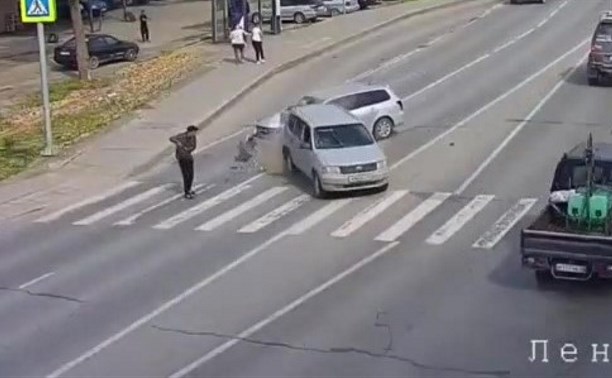 Попавший в ДТП автомобиль остановился в метре от пешехода в Южно-Сахалинске