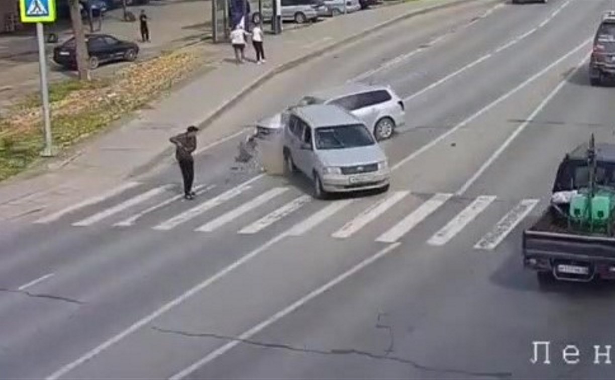 Попавший в ДТП автомобиль остановился в метре от пешехода в Южно-Сахалинске Попавший в ДТП автомобиль остановился в метре от пешехода в Южно-Сахалинске