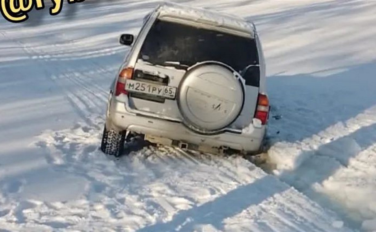 На юге Сахалина машина провалилась под лёд