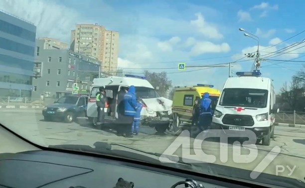 Скорая в Южно-Сахалинске столкнулась с рейсовым автобусом