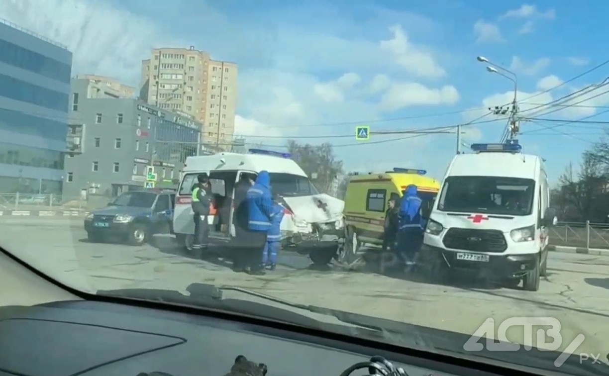 Скорая в Южно-Сахалинске столкнулась с рейсовым автобусом
