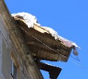 Спасатели ликвидировали угрозу обрушения поврежденной кровли здания в Корсакове