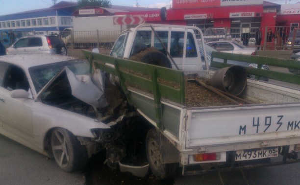 Легковой автомобиль и небольшой грузовик столкнулись в Южно-Сахалинске
