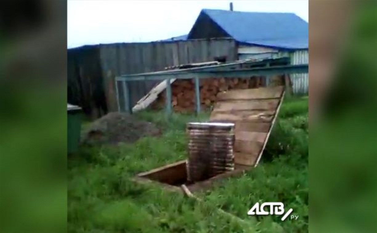 Очевидец: депутат в сахалинском селе сливает септик в канаву