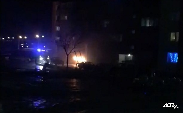 Легковой автомобиль загорелся у дома в Корсакове