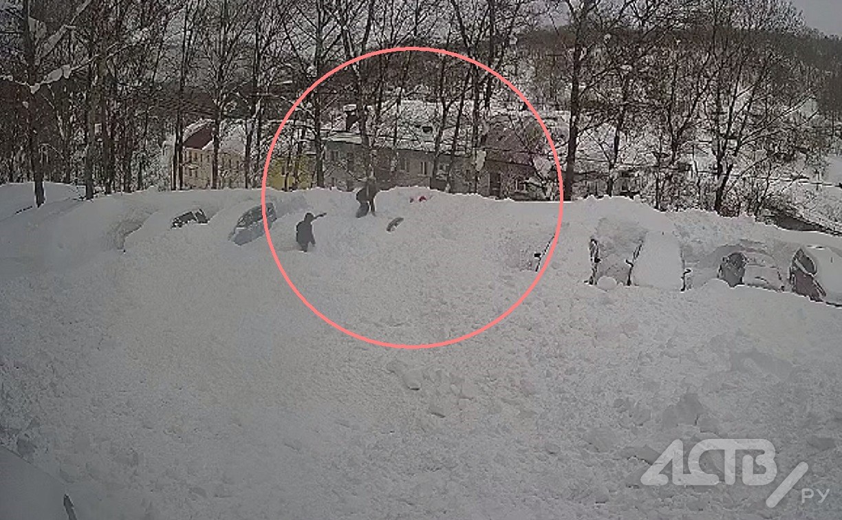 Сахалинку завалило снегом, сошедшим с крыши