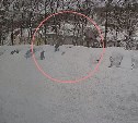 Сахалинку завалило снегом, сошедшим с крыши