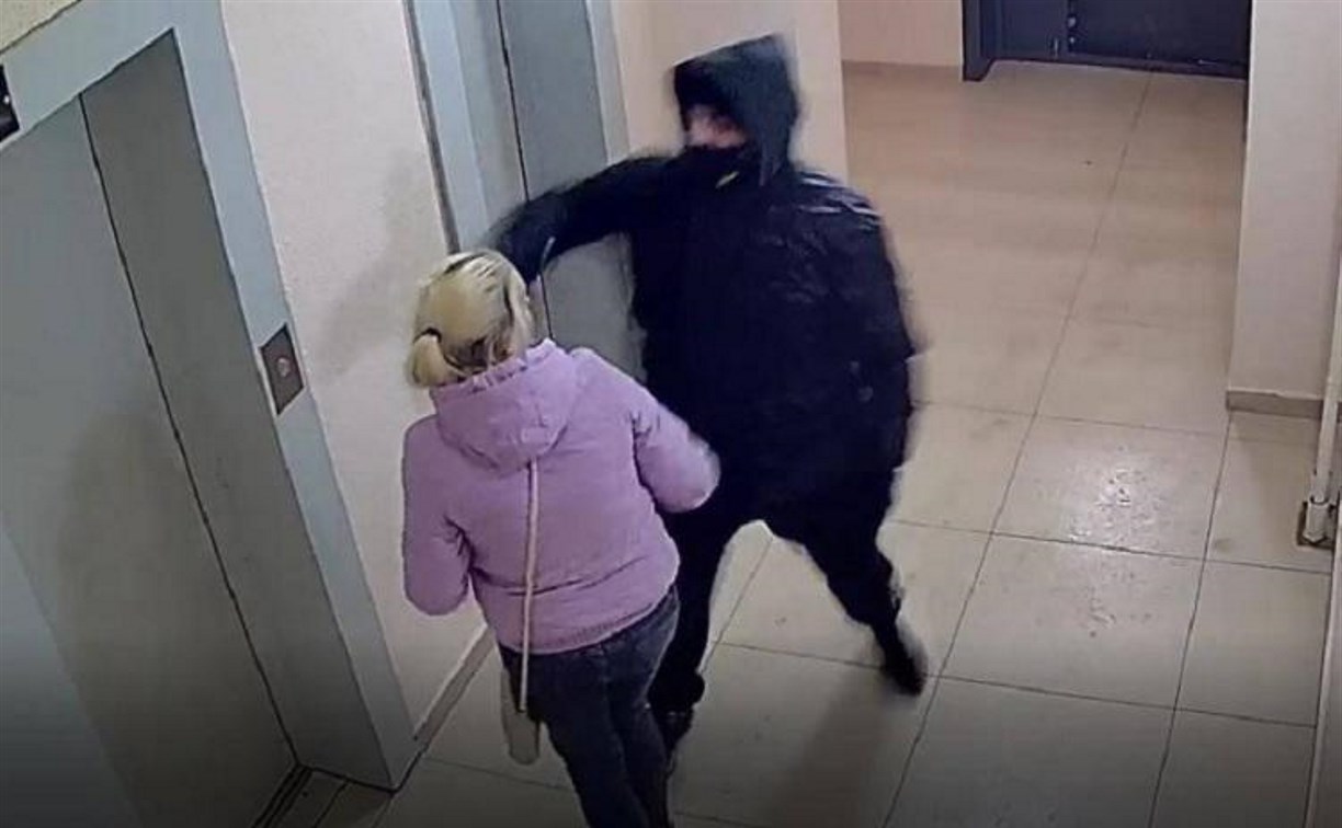 На крики выбежала соседка: неизвестный пытался задушить девушку в подъезде во Владивостоке