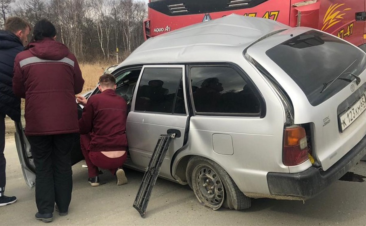 Водитель легковушки пострадал при столкновении с грузовиком в Южно-Сахалинске
