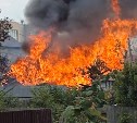 Горящая заброшка обесточила дома на ул. Западной в Южно-Сахалинске 