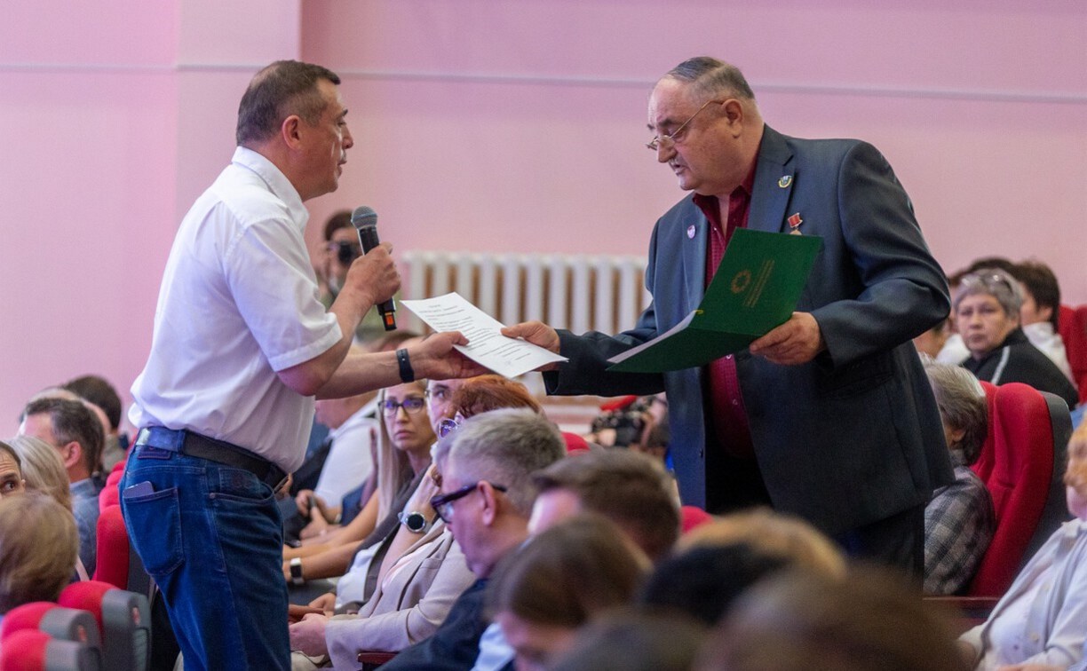 "Вы приняли правильное решение": губернатор похвалил выпускника из Невельска за желание поступать в СахГУ 