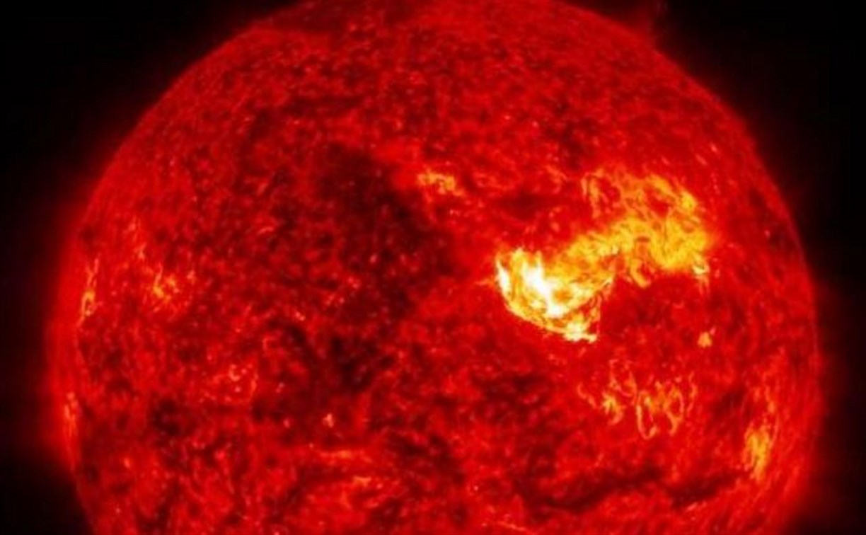 Крупная вспышка произошла на Солнце, вероятность воздействия на Землю очень высока