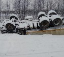 Самосвал поскользнулся на снежной трассе на севере Сахалина