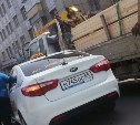 Автомобиль такси и кран-балка столкнулись в Южно-Сахалинске