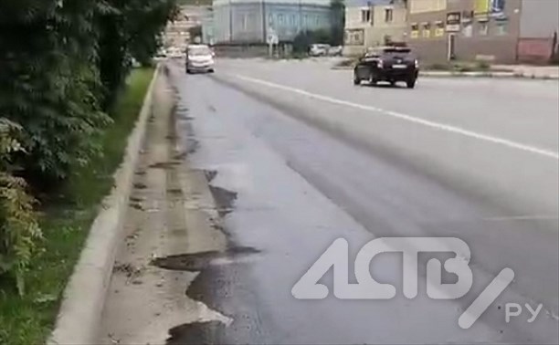 "Большая стирка": дорогу в Корсакове залило мазутом, её отмывают специальным шампунем