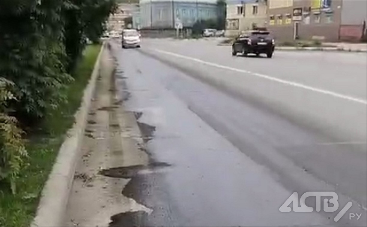 "Большая стирка": дорогу в Корсакове залило мазутом, её отмывают специальным шампунем 