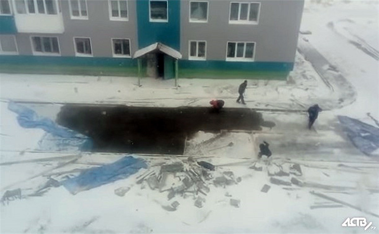 В Горнозаводске продолжают укладывать асфальт в снег