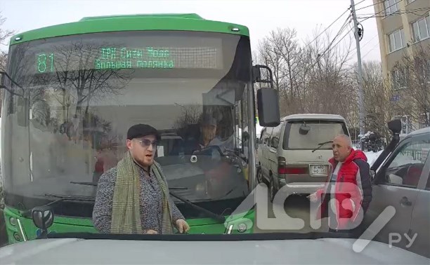 "Оскорблял и угрожал": водитель внедорожника опровергает обвинения в блокировке автобуса в Южно-Сахалинске