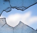 Разбил окно, чтобы увидеть бывшую: сахалинца обвиняют в повреждении чужого имущества