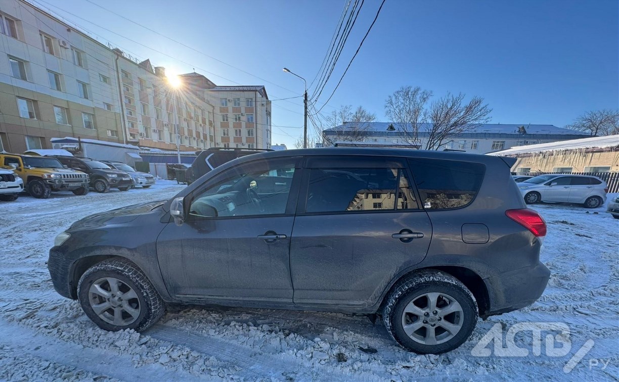 Неизвестный автомобиль столкнулся с Toyota Vanguard и скрылся с места ДТП в Южно-Сахалинске