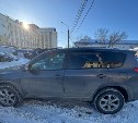 Неизвестный автомобиль столкнулся с Toyota Vanguard и скрылся с места ДТП в Южно-Сахалинске
