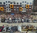 Полиция проверяет ситуацию со скоплением людей во дворе Южно-Сахалинска из-за блогера
