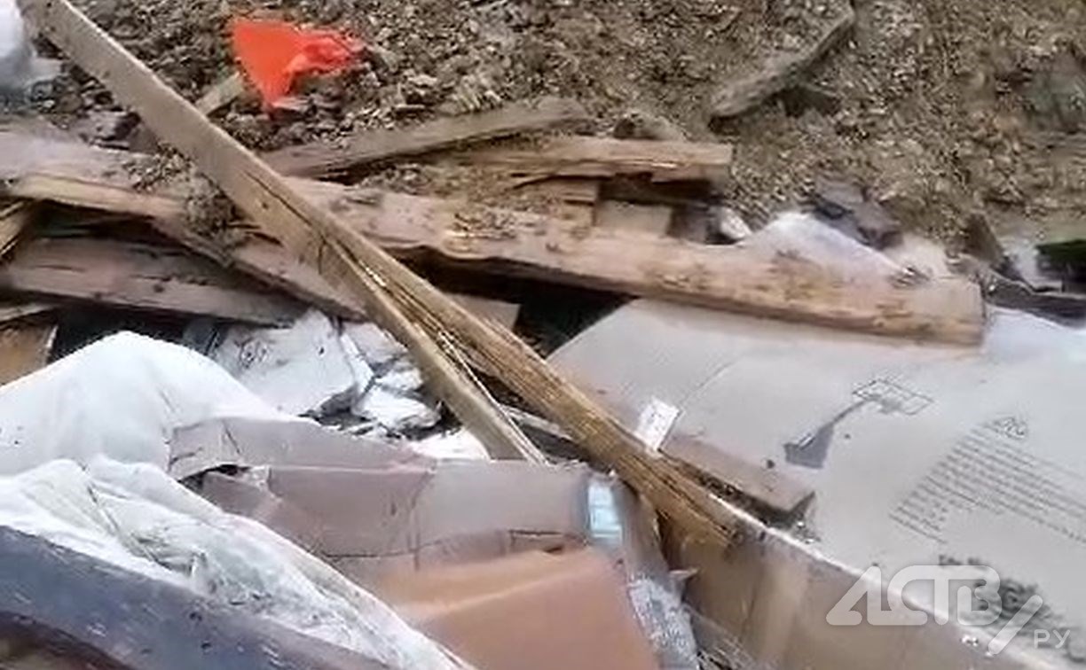 "Хлам вместо пляжа": свалка строительного мусора образовалась на побережье Сахалина