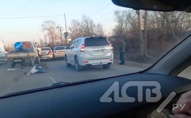 Последствия массового ДТП на Холмском шоссе сняли на видео в Южно-Сахалинске