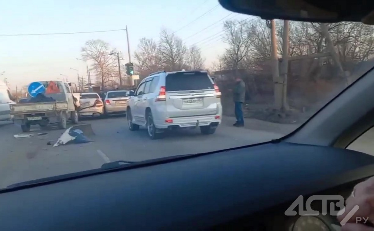 Последствия массового ДТП на Холмском шоссе сняли на видео в Южно-Сахалинске