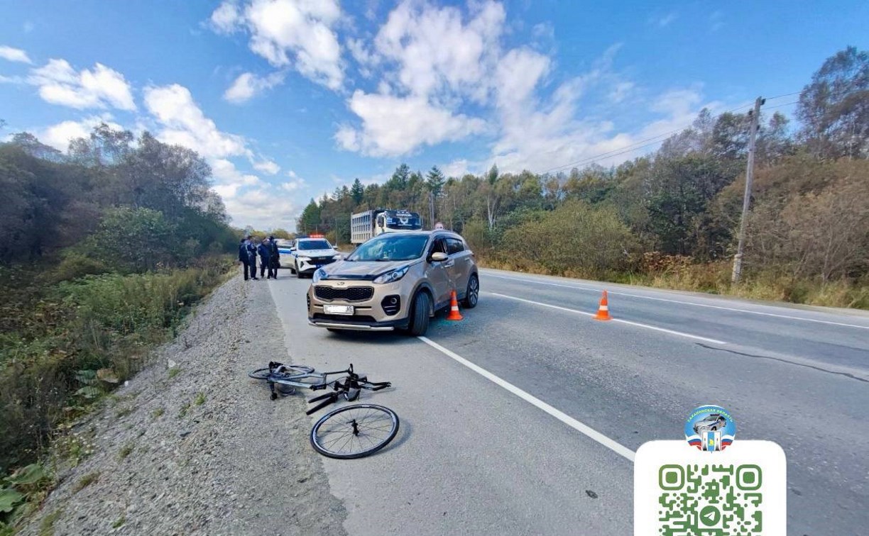 На Сахалине велосипедист врезался в Kia Sportage на трассе На Сахалине велосипедист врезался в Kia Sportage на трассе