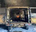 Автомобиль загорелся в гараже на территории больницы в Невельске