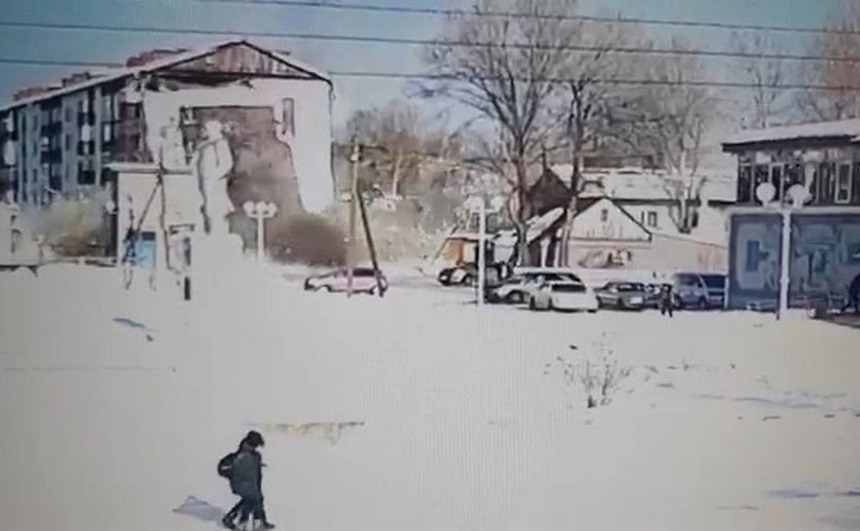 Момент взрыва в многоэтажке на Сахалине - запись с камеры наблюдения