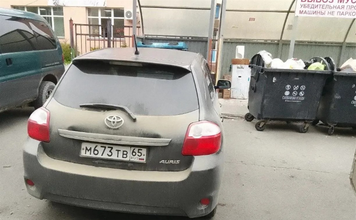 Отходы не вывезли в Южно-Сахалинске и Корсакове из-за припаркованных авто