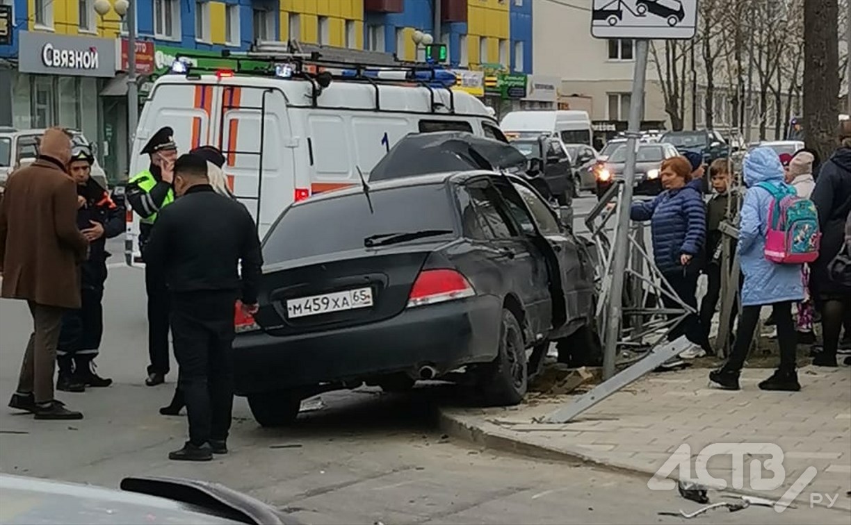 Седан снёс дорожное ограждение в результате ДТП в Южно-Сахалинске