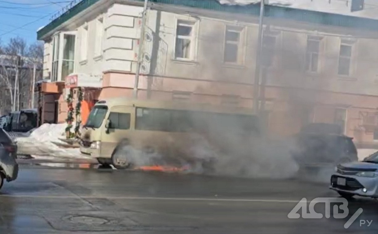 В Южно-Сахалинске открытым пламенем вспыхнул двигатель автобуса