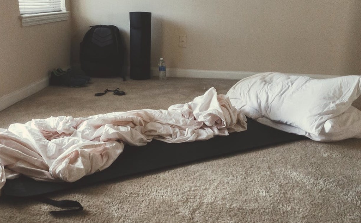 Одеяло на полу