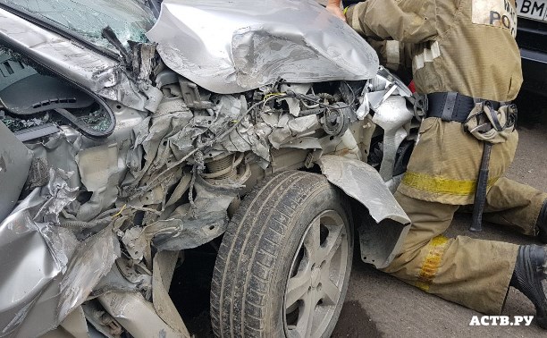 Несколько человек пострадали при столкновении легкового авто и маршрутки в Холмске