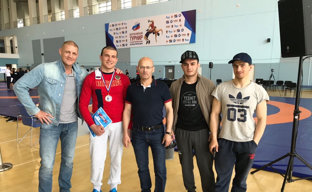 Сахалинцы и курильчане вернулись с турнира по спортивной борьбе