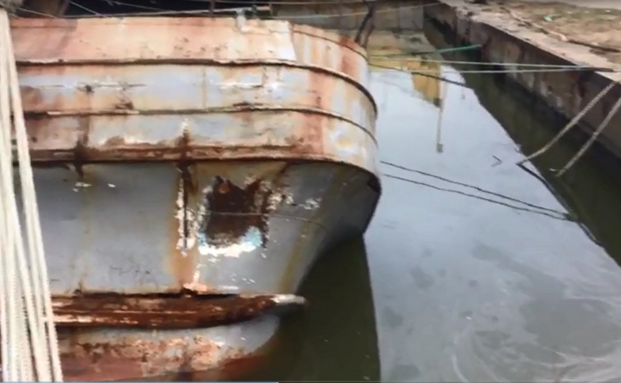 В корсаковском порту из старого судна разливается мазут