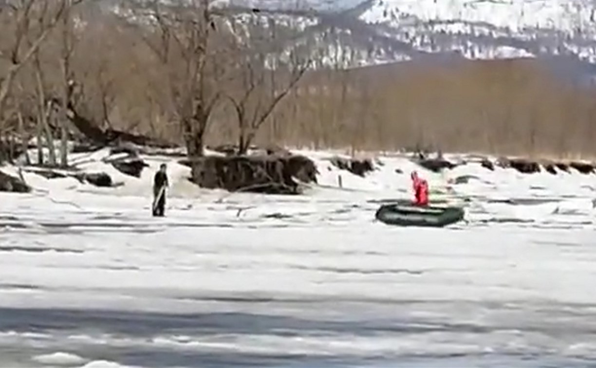Сахалинец пытался спасти собаку, но оказался заложником дрейфующей льдины
