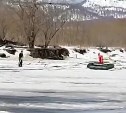 Сахалинец пытался спасти собаку, но оказался заложником дрейфующей льдины
