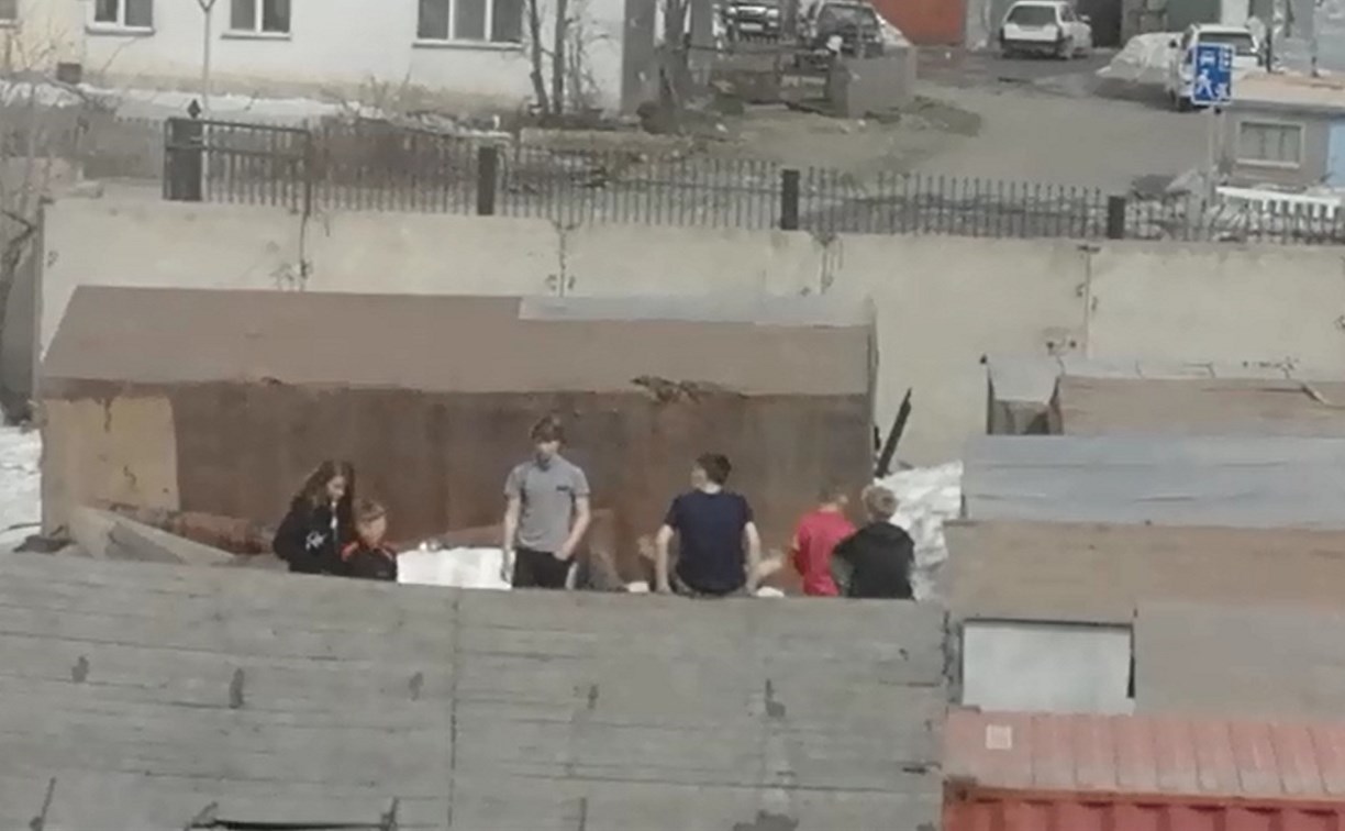 Дети прыгают по гаражам в Новоалександровске