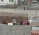 Дети прыгают по гаражам в Новоалександровске