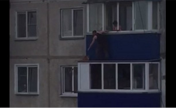 Кота, застрявшего на карнизе пятиэтажки, спасли южносахалинцы