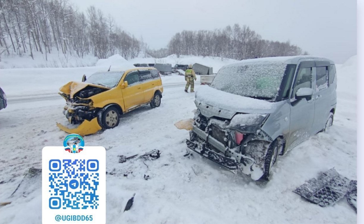 В лобовом ДТП в Холмском районе пострадали два человека