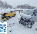 В лобовом ДТП в Холмском районе пострадали два человека